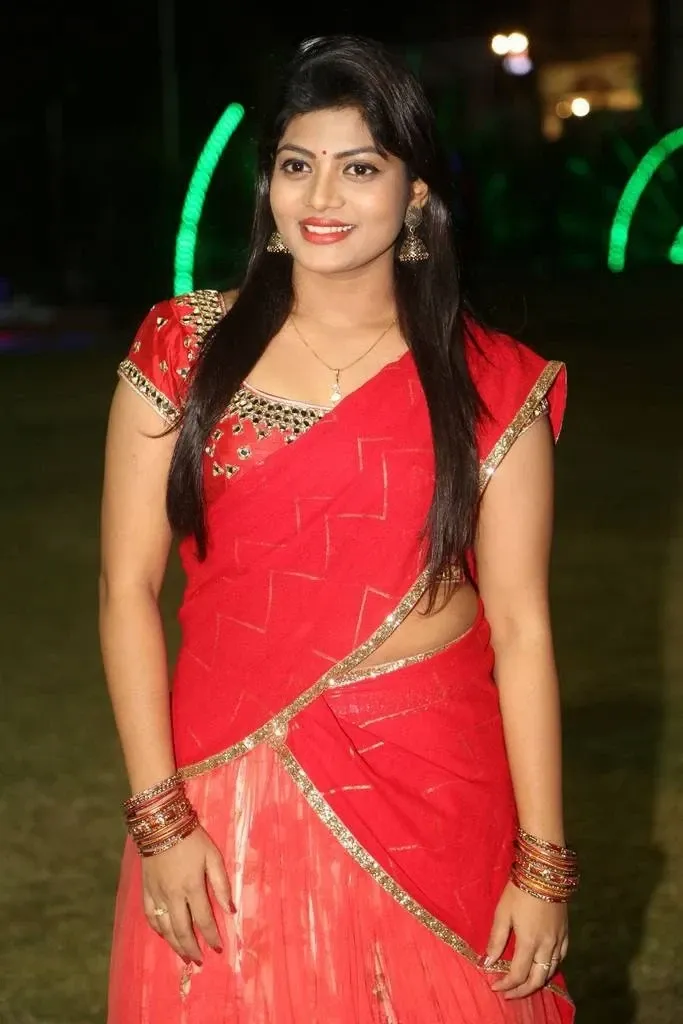 Glamorous Indian Girl Soumya Images In Red Saree